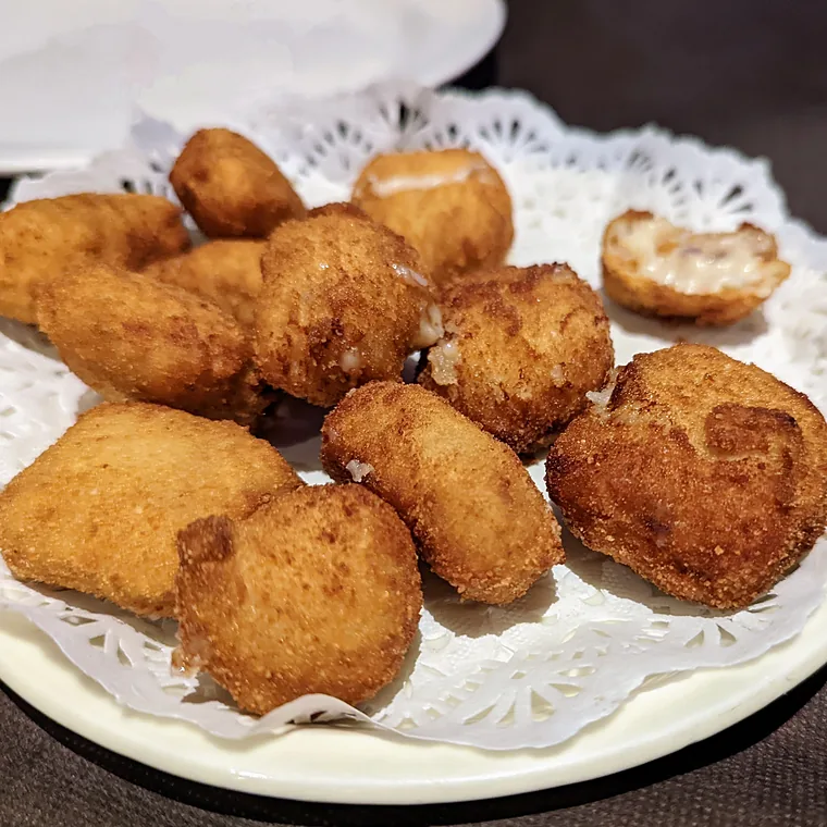 Un plato de croquetas doradas de Autzagane.