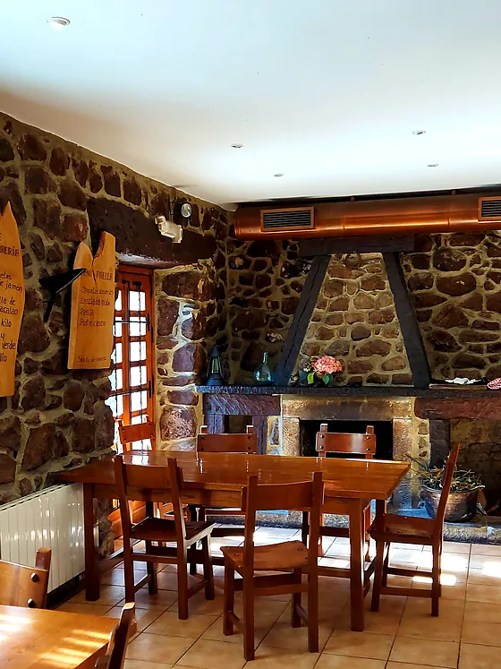 El bar de Autzagane, con su fuego bajo de piedra al fondo.